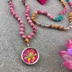 108 szemes, kézzel festett Ganésha mantra füzér, mala kézzel festett medállal 